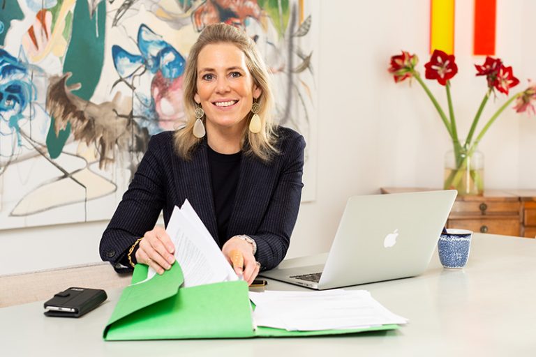 Een docent van de mediation opleiding geeft les aan een groep professionals. De pagina benadrukt de groei en het belang van mediation als specialisme voor verschillende beroepen zoals juristen, HR-managers, en medisch specialisten. Het beschrijft de brede, erkende postacademische opleiding die inzicht biedt in persoonlijke stijl en zorgt voor doorontwikkeling en aanscherping van mediation-, onderhandelings-, en partijbegeleidingsvaardigheden.